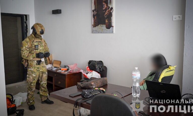 Українські поліцейські ліквідували шахрайський call-центр в Одесі, де громадян Чехії ошукали на 5,5 млн грн