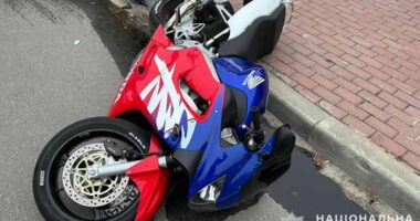 У Тернополі водій на легківці збив 17-річного хлопця на мотоциклі