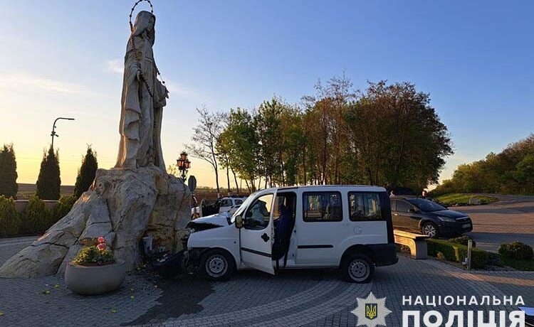 ДТП на Чортківщині: водійка не впоралась із керуванням і в’їхала у скульптуру