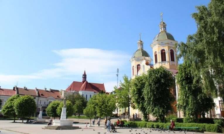 Майже два мільйони гривень за рік: скільки заробили троє заступників міського голови Бережан