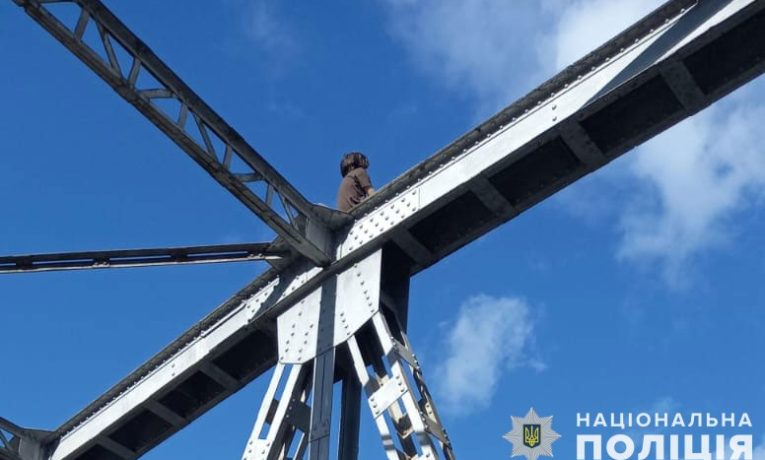На Тернопільщині врятували життя 15-річного хлопця, який хотів стрибнути з моста