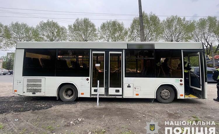 Екстрене гальмування: у Тернополі пасажирку маршрутки забрали у лікарню