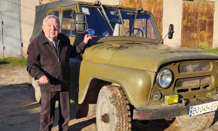 87-річний колишній директор Бучацького кінотеатру передав свій автомобіль для військових