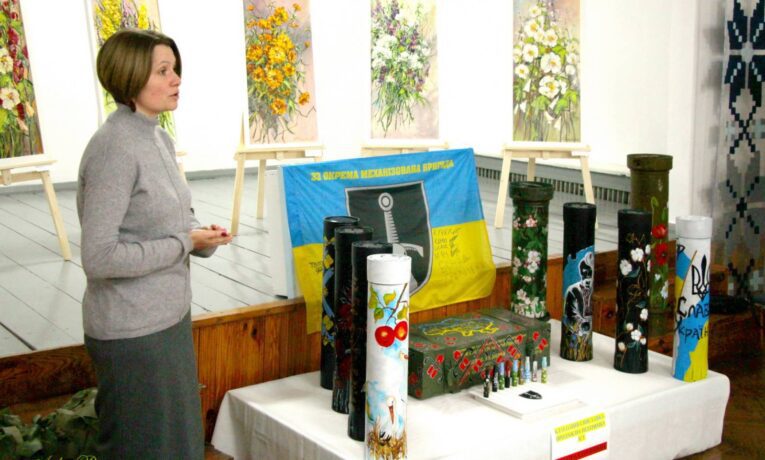 У Шумську відкрили виставку-продаж «Артефакти війни» на підтримку ЗСУ