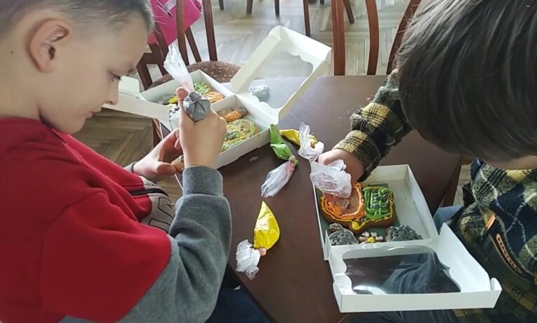 Акція «Великодні вітання для ЗСУ»: на Тернопільщині діти виготовляли печиво воїнам