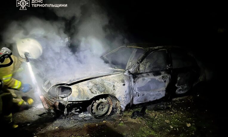На Тернопільщині під час пожежі автомобіля загинув чоловік