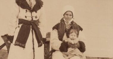 Жителі Збаража та околиць в традиційному одязі: малюнки й старі фото