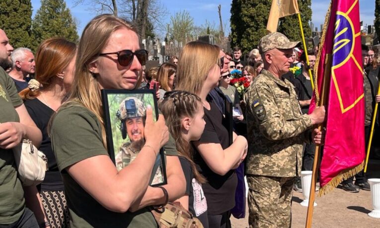 Донька заспівала на похороні батька і хрещеного: у Тернополі попрощалися із загиблими Героями