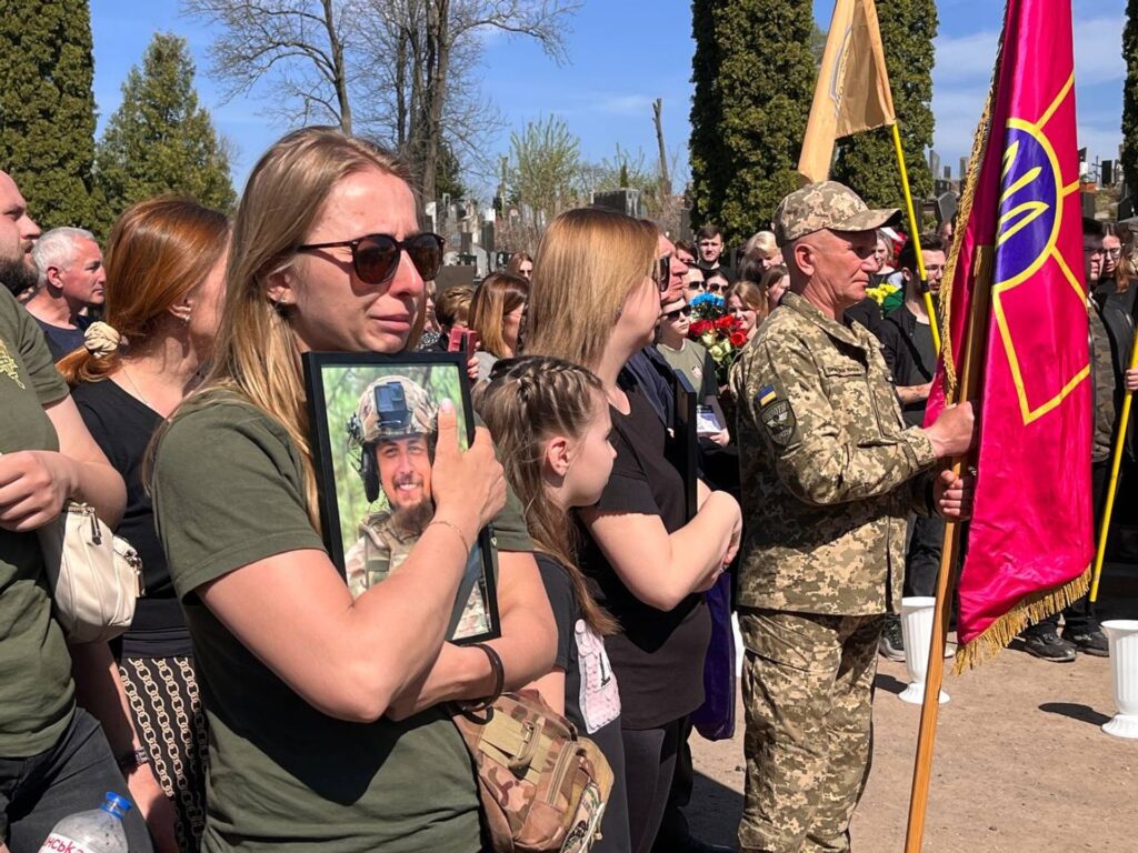 Донька заспівала на похороні батька і хрещеного: у Тернополі попрощалися із загиблими Героями