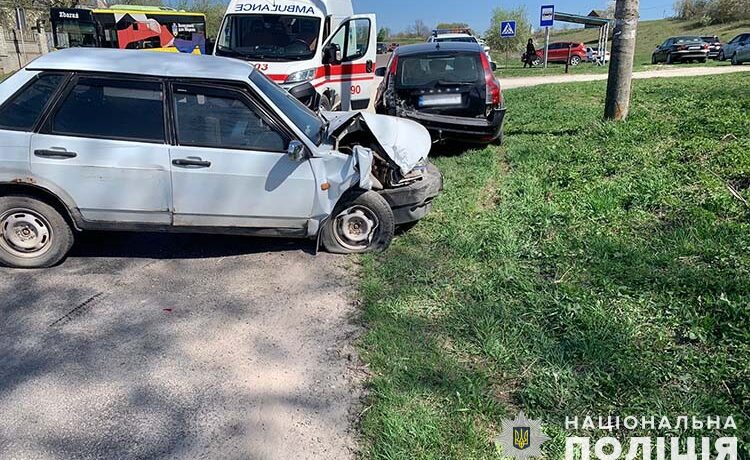 На Тернопільщині водій на “ВАЗі” зіткнувся з припаркованим на узбіччі автомобілем Volvo