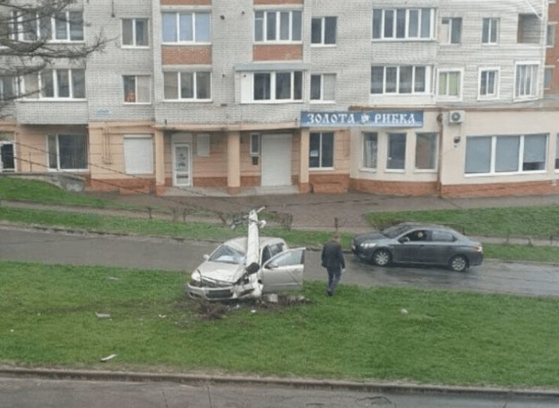 У Тернополі на Коновальця водій збив стовп