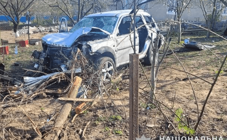На Тернопільщині у ДТП постраждало двоє дітей: Land Rover в’їхав у металеву огорожу