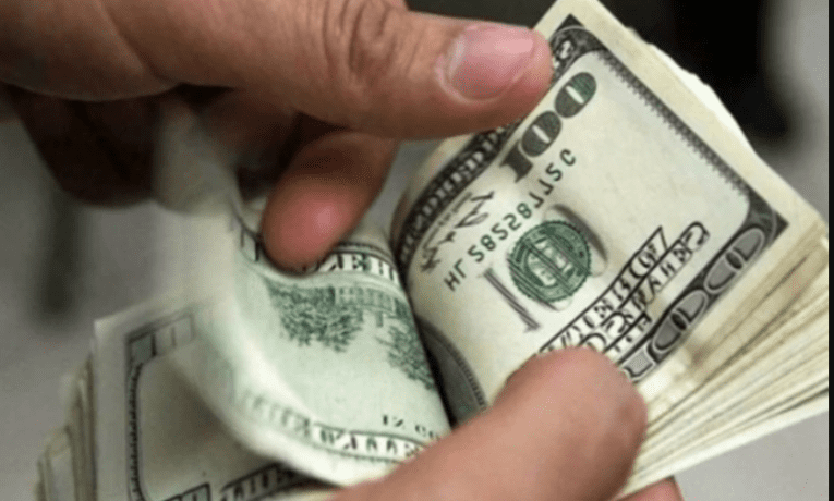 У Тернополі затримали викладача вишу, який вимагав у студентів 1000 доларів