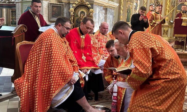 У Тернополі митрополит Семенюк омив ноги 12 священникам