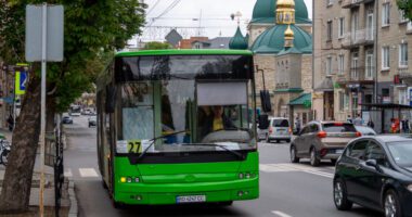 У Провідну неділю в Тернополі більше громадського транспорту курсуватиме до кладовищ