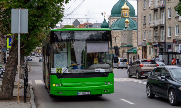 У Провідну неділю в Тернополі більше громадського транспорту курсуватиме до кладовищ