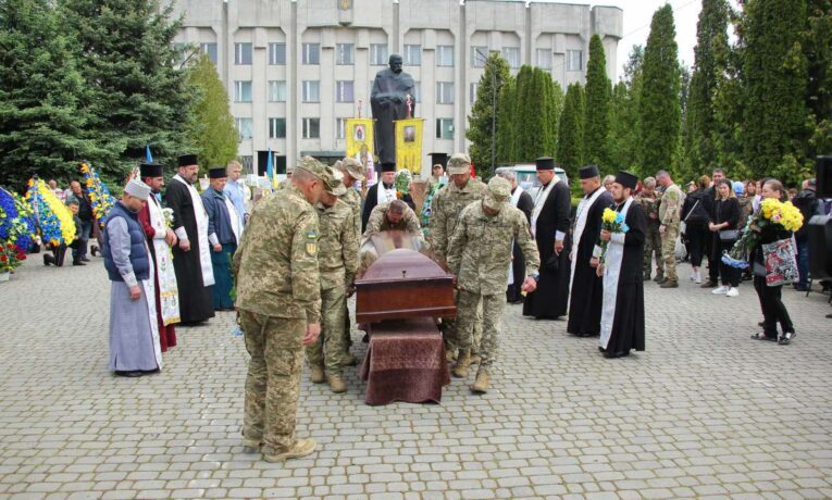 На Шумщині попрощалися з військовим Едуардом Хатмулліним