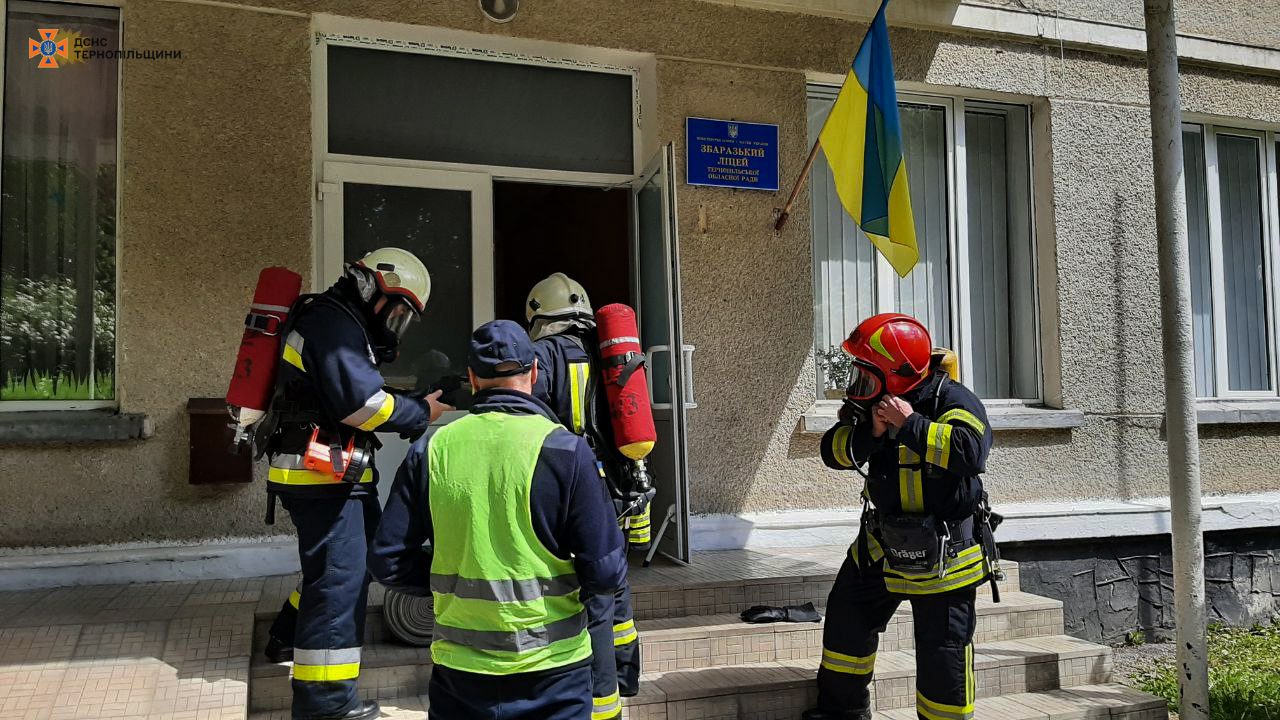 Рятувальники Тернопільщини вчать школярів, як евакуйовуватися та правил поведінки з вогнем