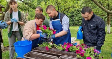 Гарденотерапія: у Тернополі люди з інвалідністю висадили квіти