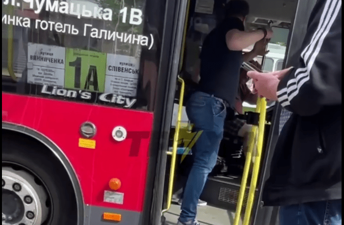 У Тернополі пасажир побив водія маршрутки, бо той поїхав на перерву