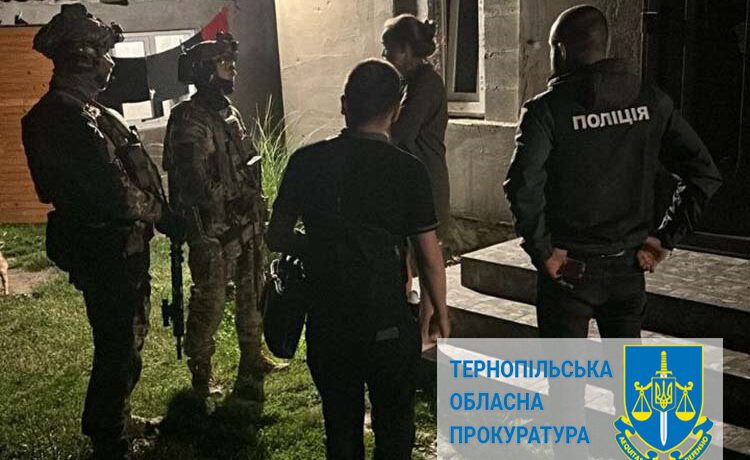 Зaбрaли aвтo і погрожували: на Тернопільщині рекетири вибивали з людей 4000 доларів