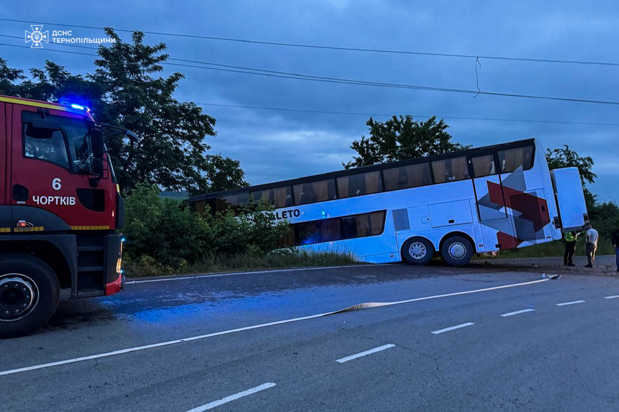 Біля Чорткова автобус «Болгарія-Тернопіль» із дітьми злетів у кювет