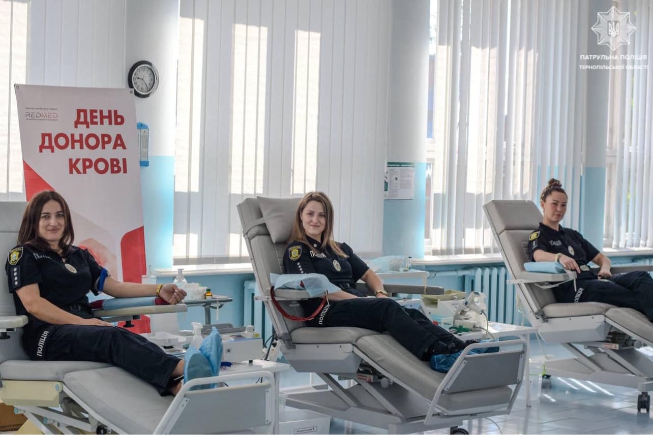 Тернопільські патрульні стали донорами крові