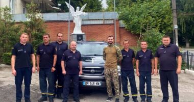 Рятувальники Тернопільщини передали автомобіль на потреби ЗСУ