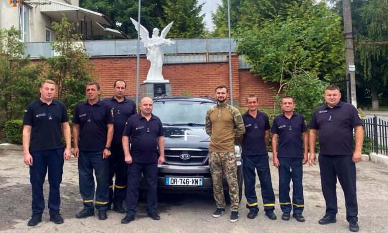 Рятувальники Тернопільщини передали автомобіль на потреби ЗСУ