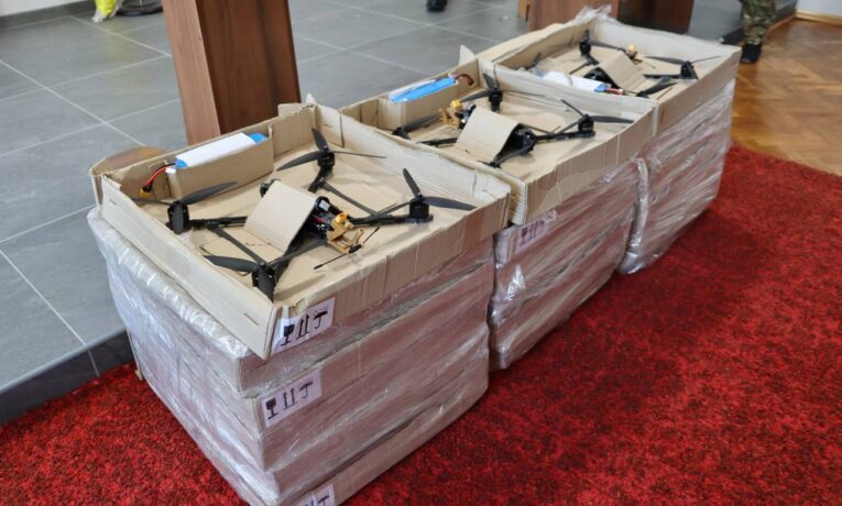 Працівники однієї з лікарень Тернопільщини передали понад 20 FPV-дронів бійцям