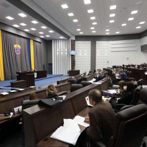 Депутати Тернопільської облради масово складають мандати: чому