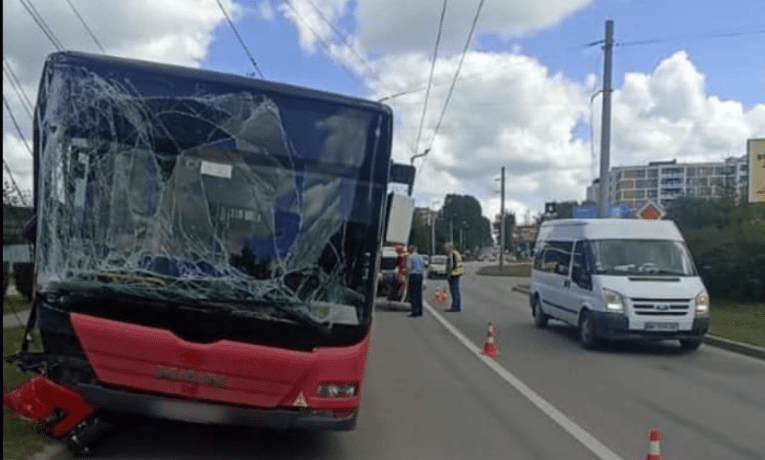 У Тернополі маршрутний автобус потрапив у ДТП: є травмовані