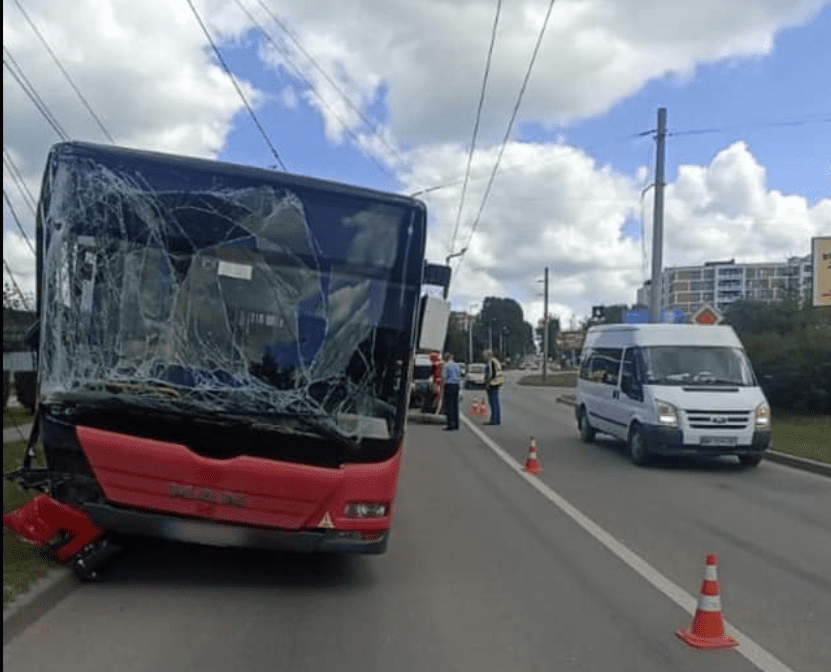 У Тернополі маршрутний автобус потрапив у ДТП: є травмовані