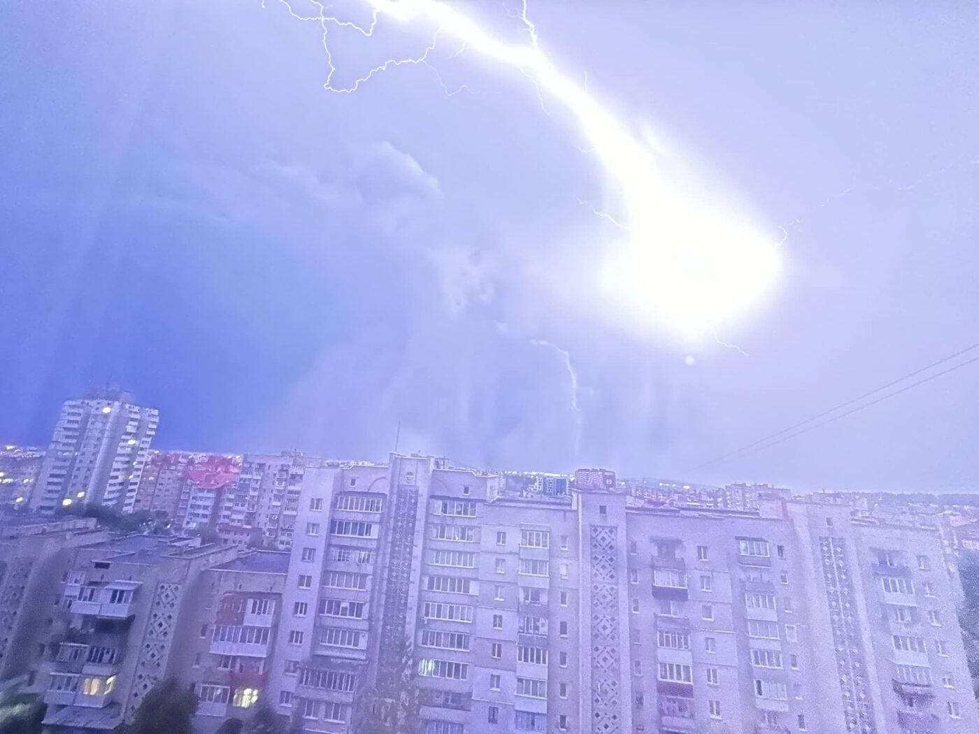 Гроза у Тернополі: у соцмережах викладають вражаючі фото блискавок