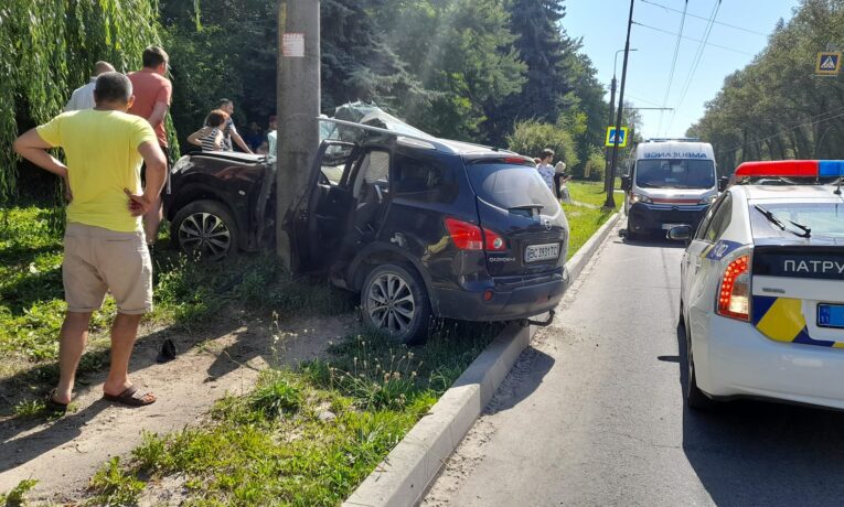 Потужна аварія у Тернополі на Злуки: авто в’їхало у стовп, є травмовані