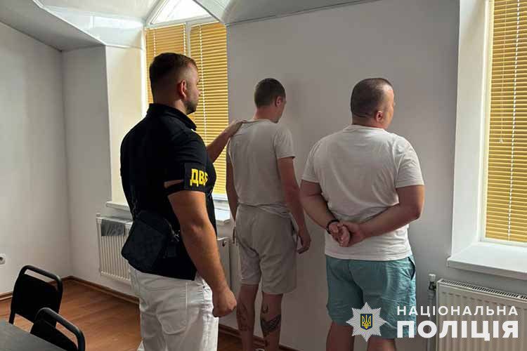 На Тернопільщині затримали чоловіків, які за 14000 доларів пропонували уникнути мобілізації