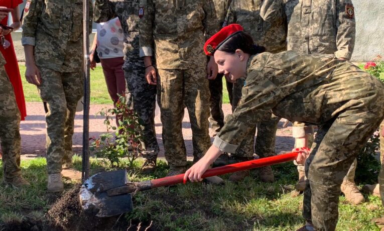 Випускники Тернопільського військового коледжу посадили сакури