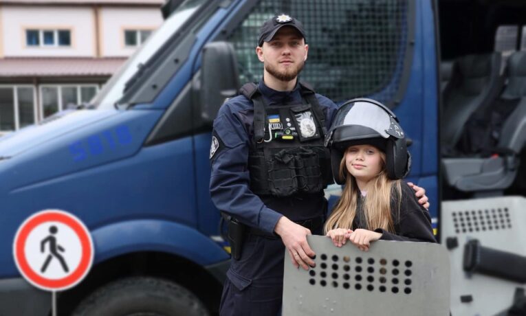 Тернопільські поліцейські завітали у літній табір, щоб нагадати дітям правила безпечного відпочинку