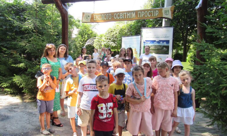 «Веселі канікули з Богом» у Дністровському каньйоні: для дітей влаштували розваги