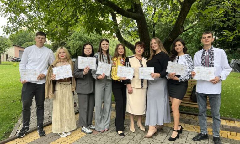 246 студентів Тернопільського Галицького коледжу отримали дипломи про успішне завершення освіти