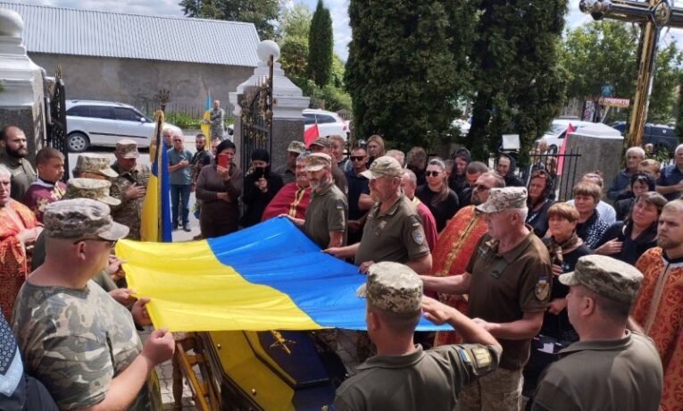 У Білецькій громаді в останню дорогу провели захисника України Максима Кальченка