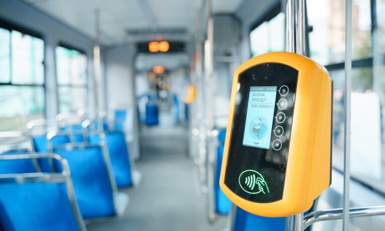Ще одне місто на Тернопільщині переходить на безготівкову оплату за проїзд у громадському транспорті
