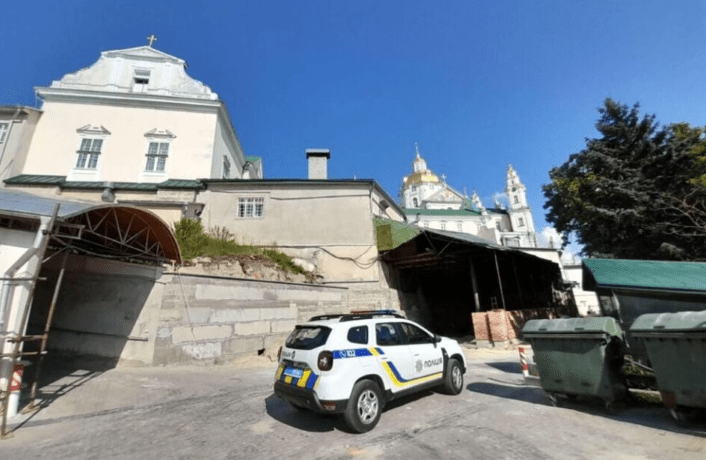 Скандал у Почаївській лаврі: незаконне будівництво ангара на місці пам’ятки архітектури