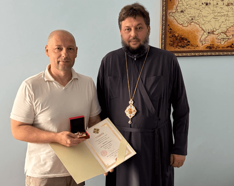 Архієпископ Тихон нагородив голову правління «Тернопільміськгаз» орденом святителя Миколая Чудотворця