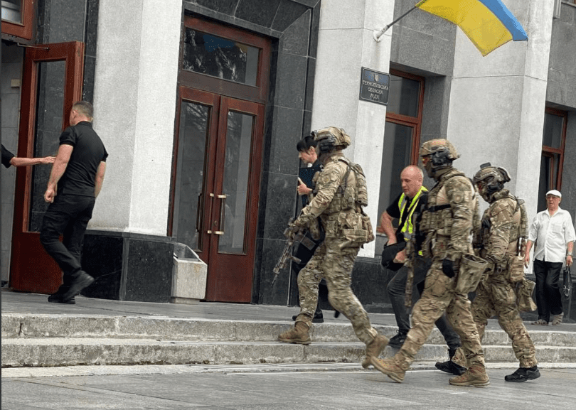 Спецпризначенці КОРДу увійшли до будівлі Тернопільської ОВА: що сталося