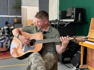 “Граєш і не думаєш про бої”: історія військовослужбовця, гітариста тернопільського рок-гурту
