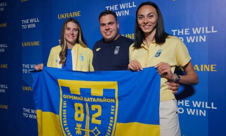 Олімпійські чемпіони в Парижі підтримали батальйон з Тернопільщини, розгорнувши прапор військових