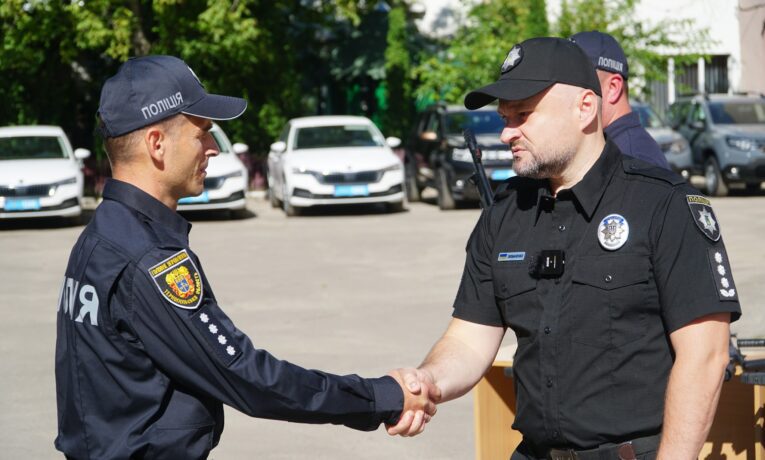 Поліцейські офіцери громад на Тернопільщині отримали службові автомобілі