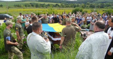 На Шумщині попрощалися з воїном Петром Петруком