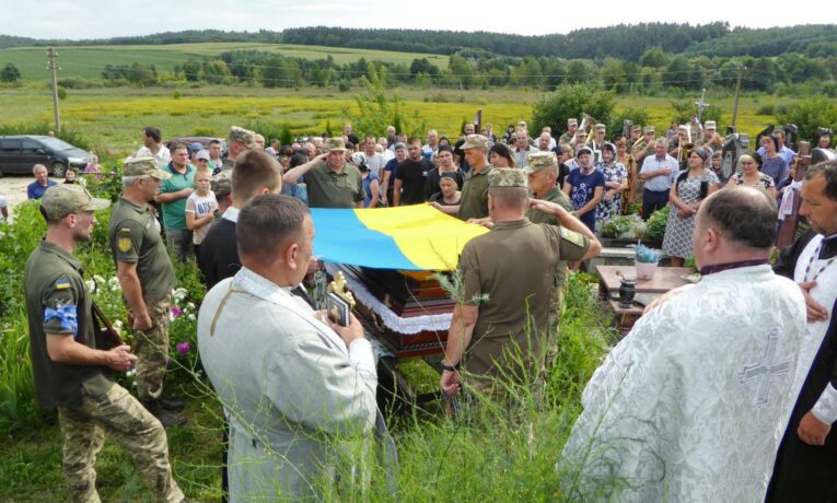 На Шумщині попрощалися з воїном Петром Петруком